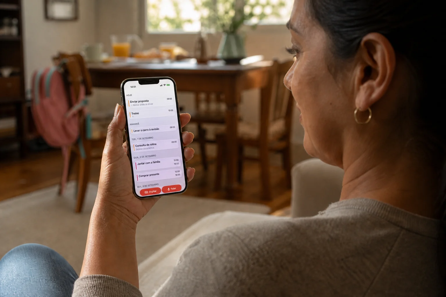 Mulher brasileira consultando no iPhone a agenda organizada pelo Plana em casa